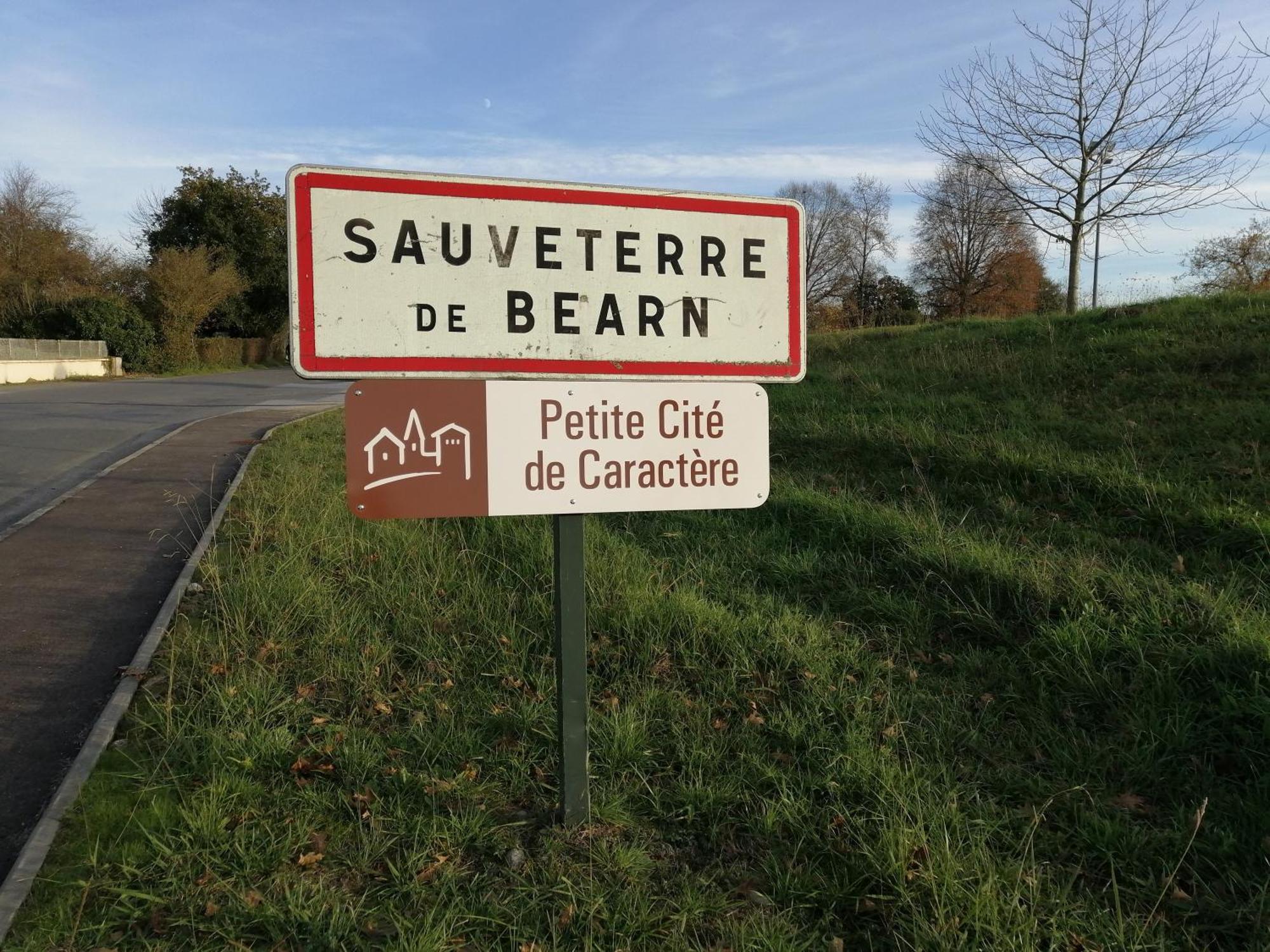 Appartement Dans Village Medieval Sauveterre-de-Bearn Exterior foto